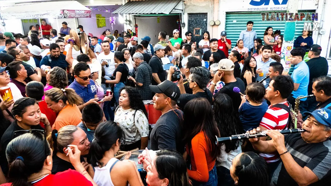 Los músicos en medio de la comparsa en Tlaltizapán Morelos.