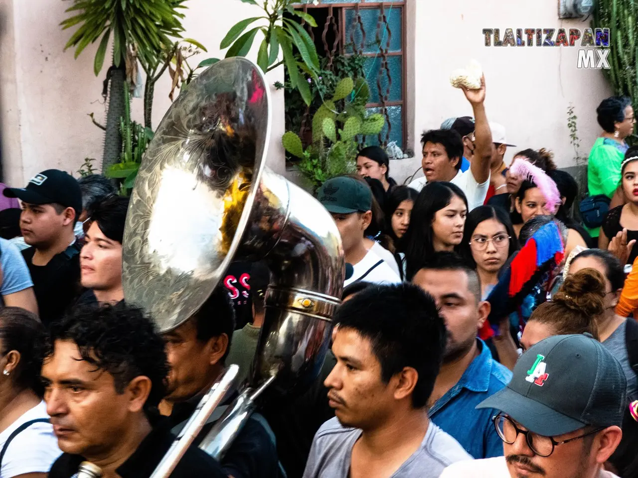 Cerca de la tuba durante el segundo convite de Tlaltizapán.