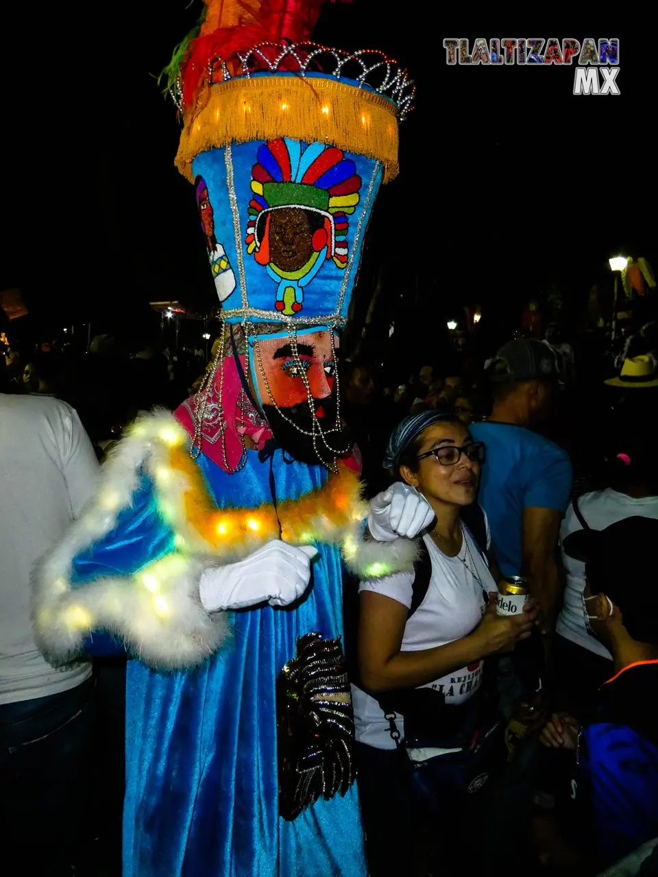 Chinelo brincando al son de la banda en Tlaltizapán, Morelos.