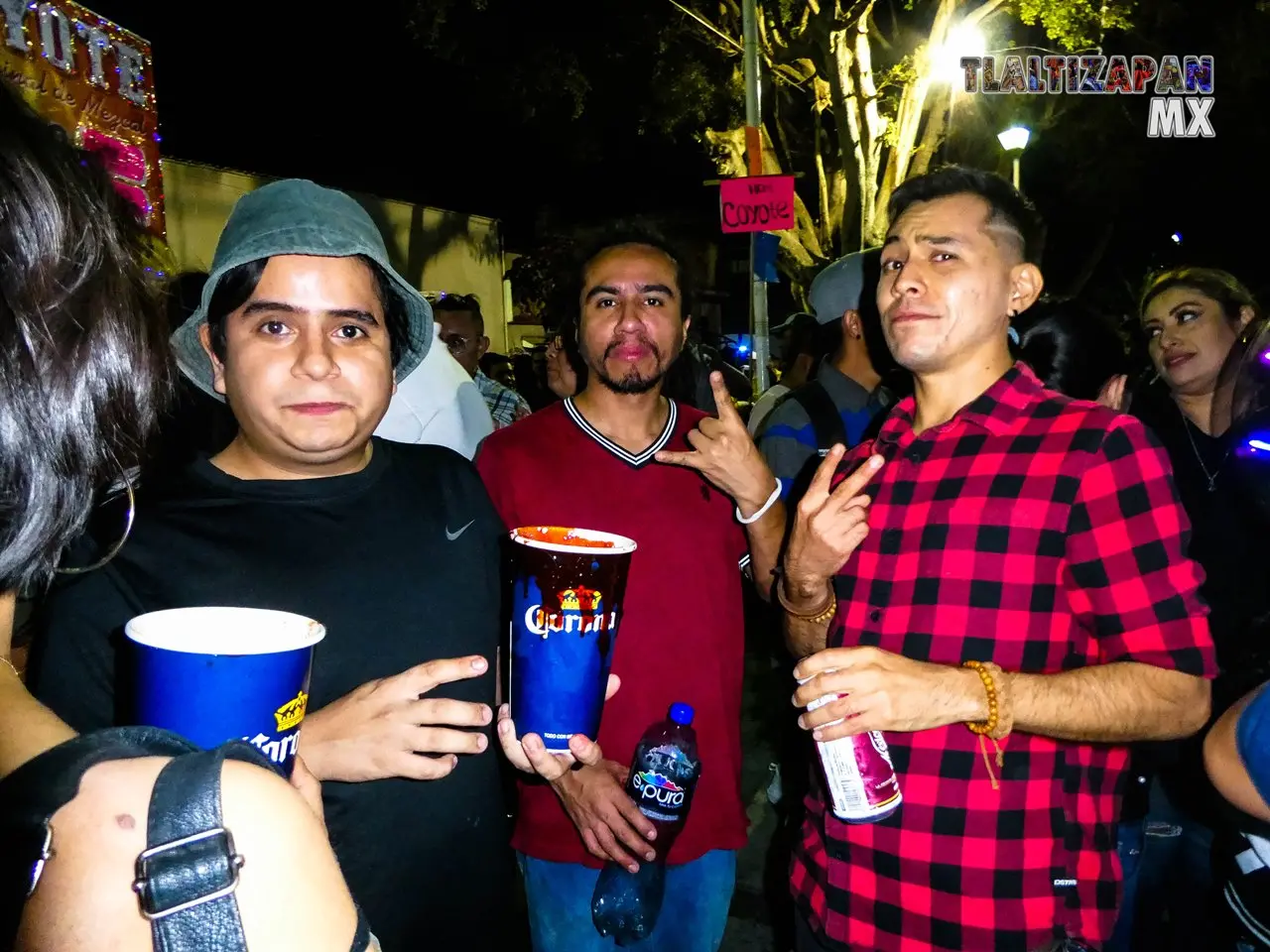 Los amigos de Tlaltizapán saludando y brindando en el convite.