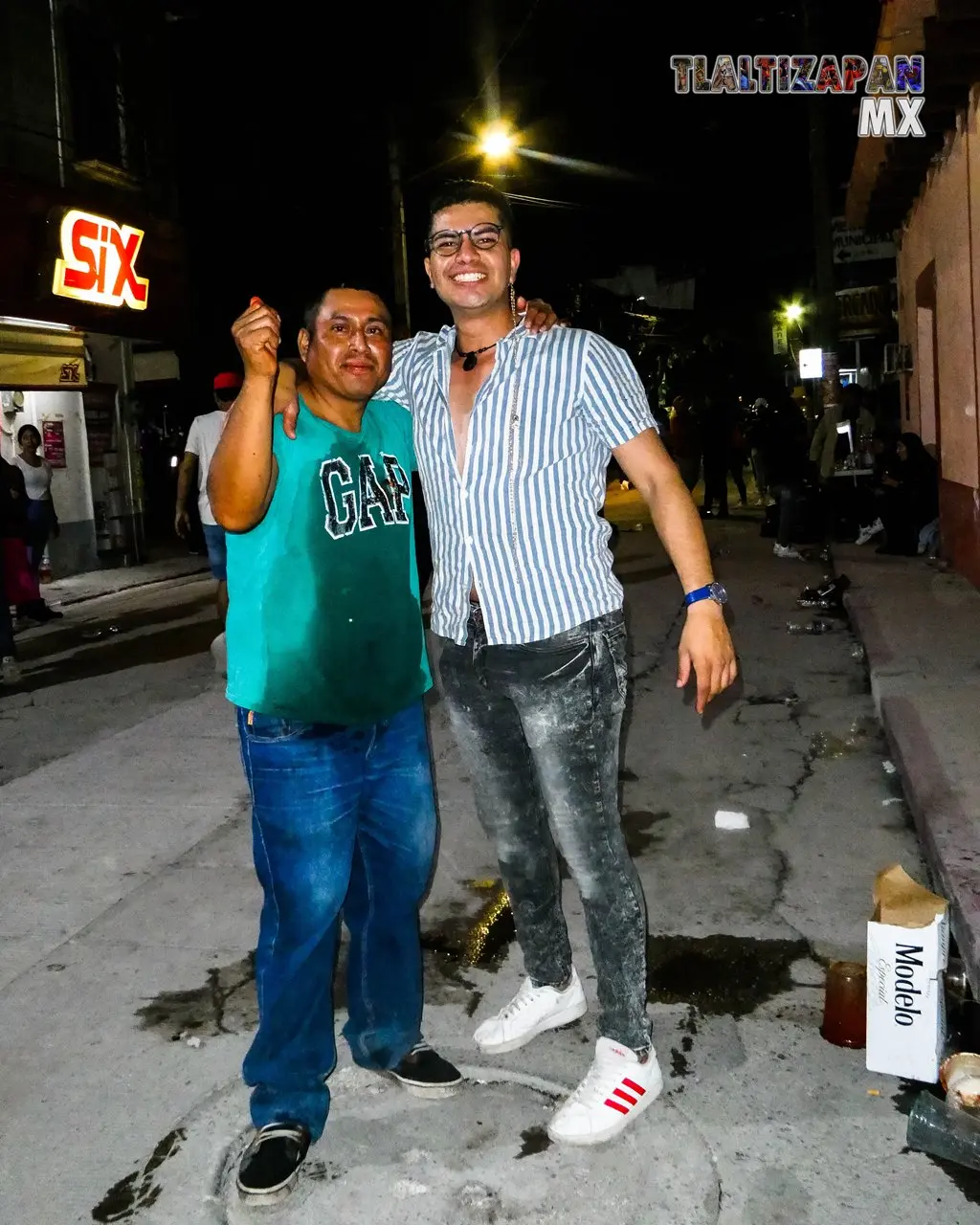 Par de amigos sobre la avenida después del brinco de chinelo