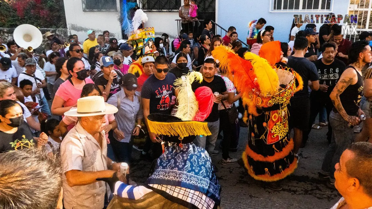 La comparsa rumbo al cuartel del general Emiliano Zapata.