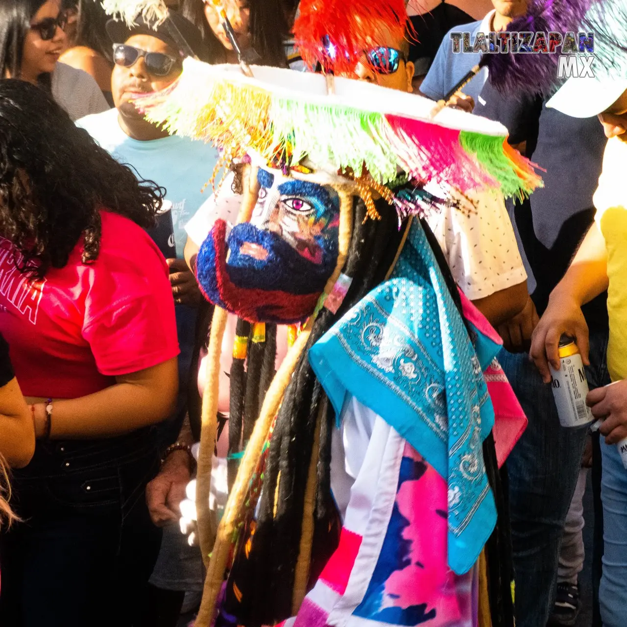 Chinelo en el recorrido del tercer convite en Tlaltizapán.