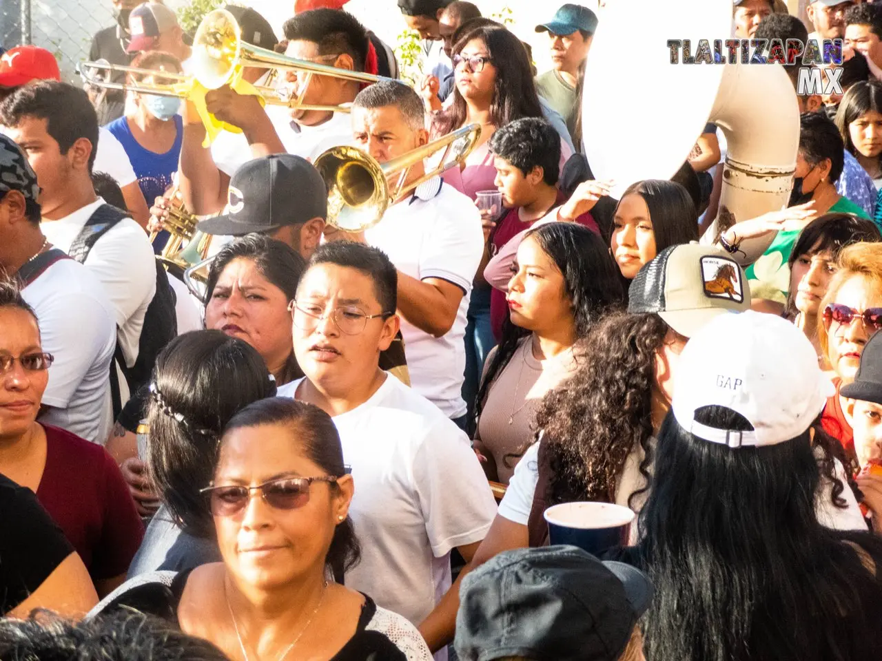 La banda de viento en medio de la comparsa en Tlaltizapán.