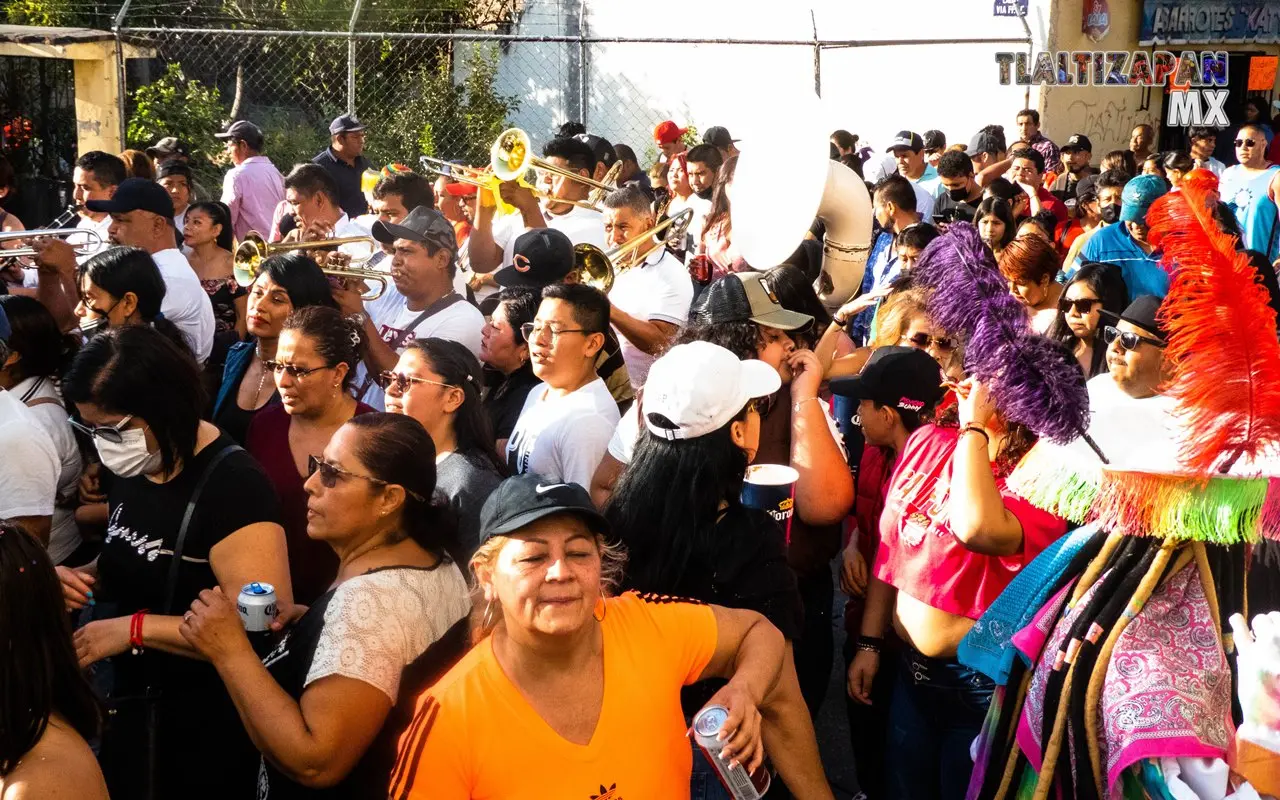 La banda de viento en medio de la comparsa en Tlaltizapán.