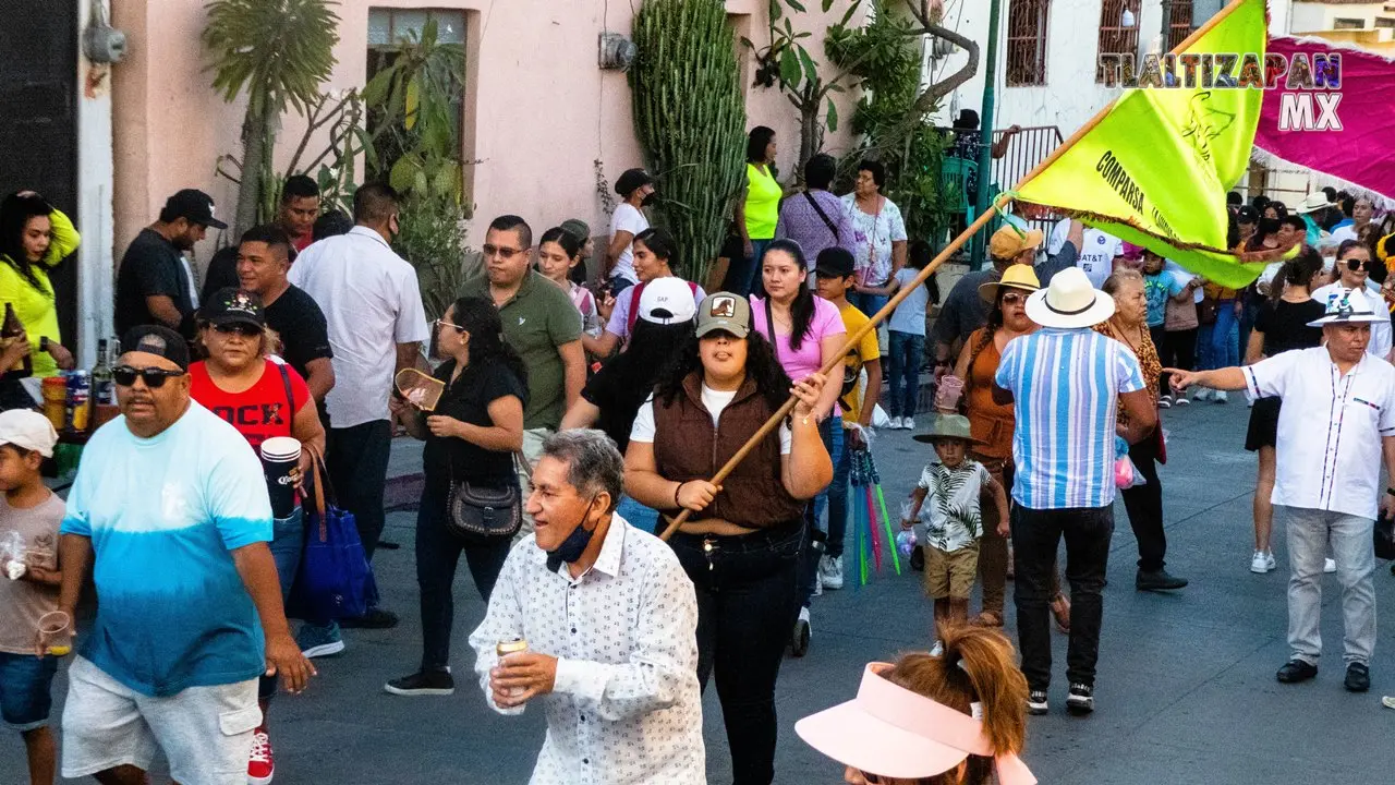 Ondeando la bandera en el recorrido del tercer convite en Tlaltizapán.