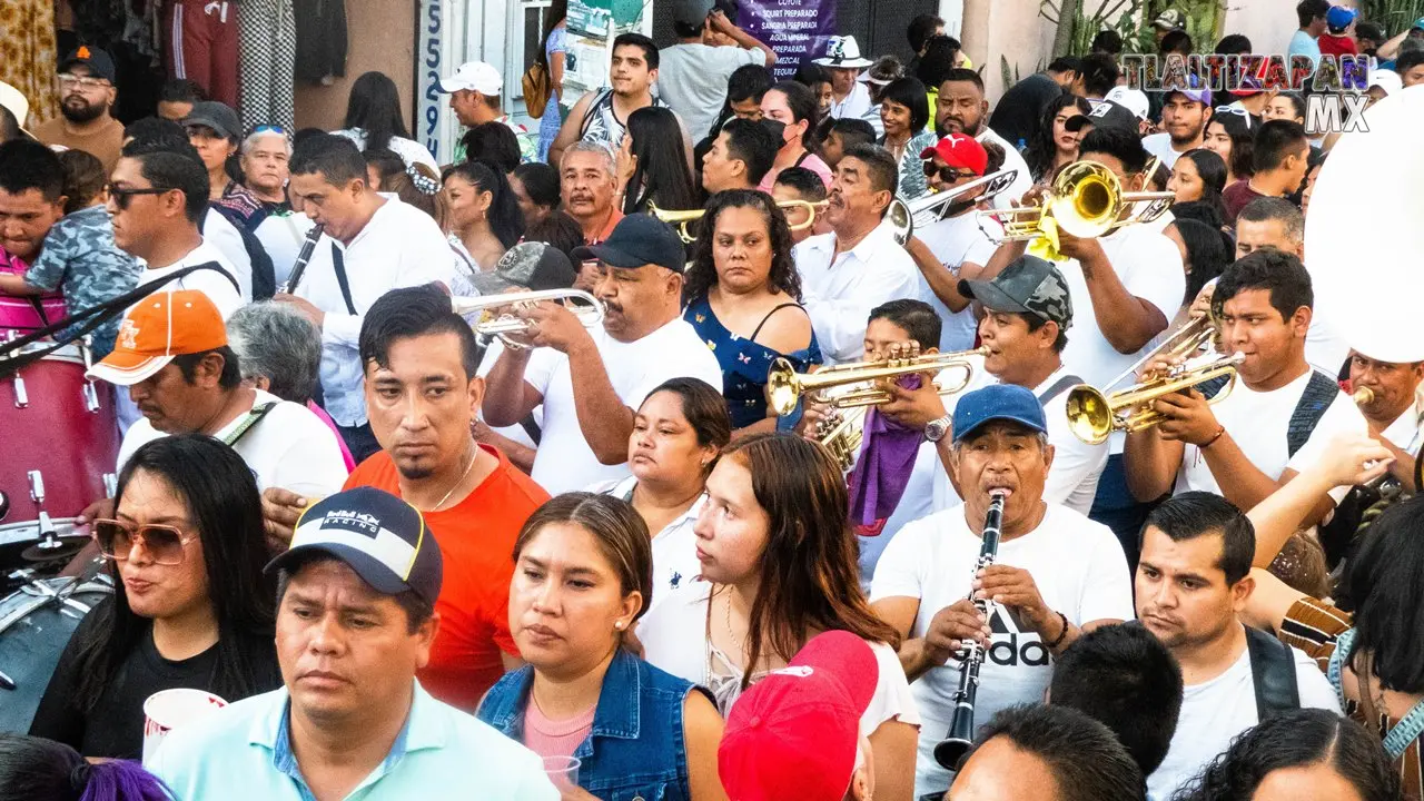 La banda de viento en medio de la gente en Tlaltizapán.