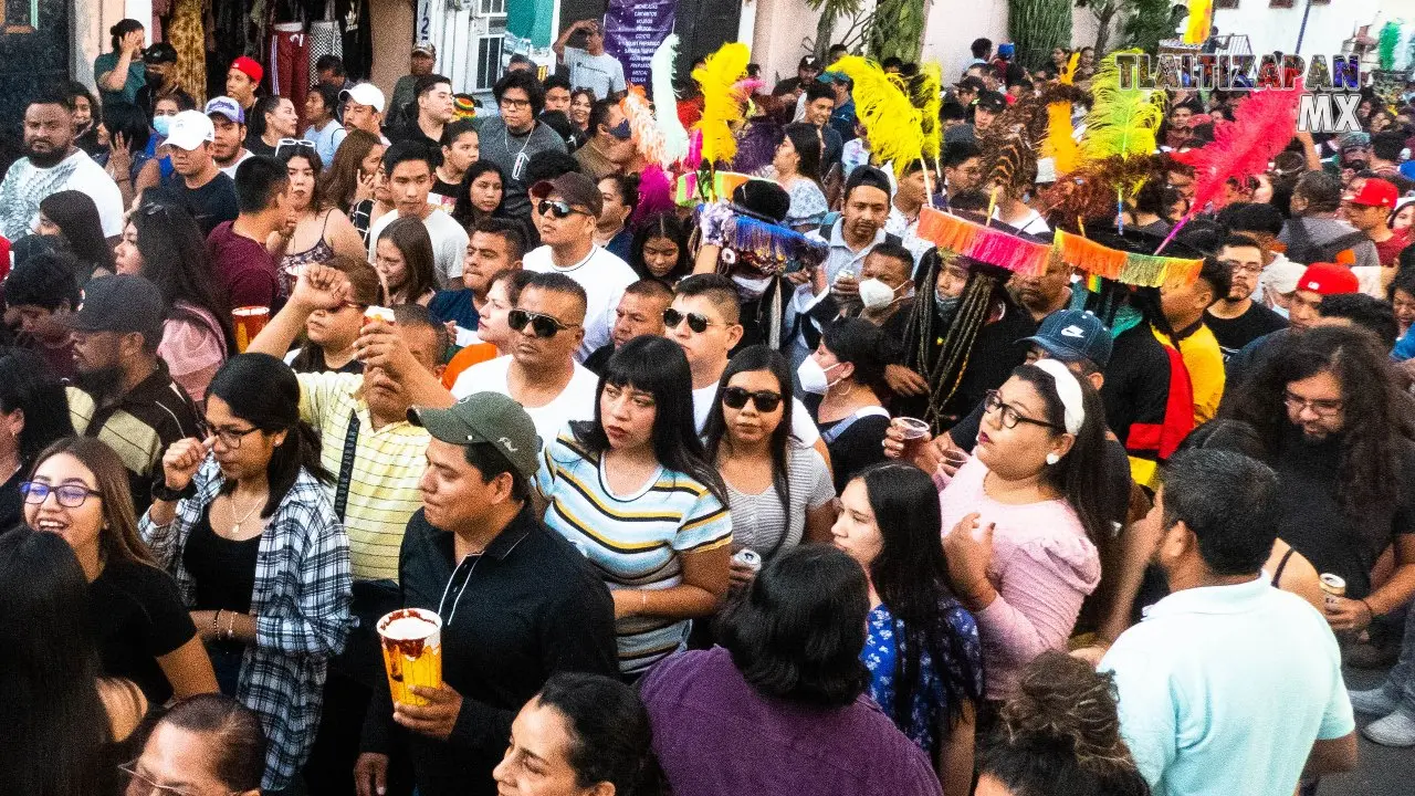 En el recorrido del tercer convite del brinco de chinelo en Tlaltizapán.