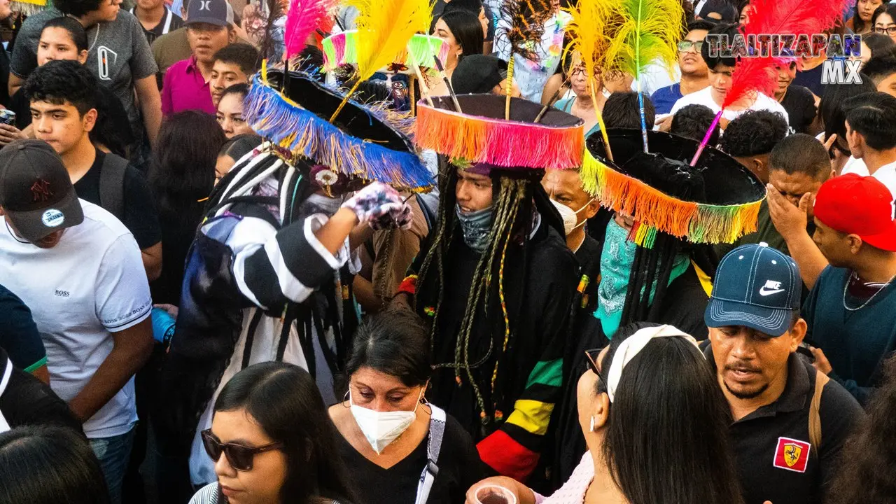 Chinelos en el recorrido del convite en Tlaltizapán.