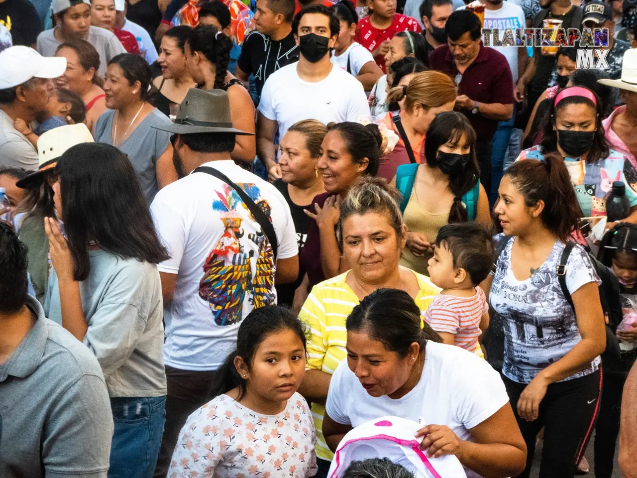 En familia brincando al son del chinelo en Tlaltizapán.