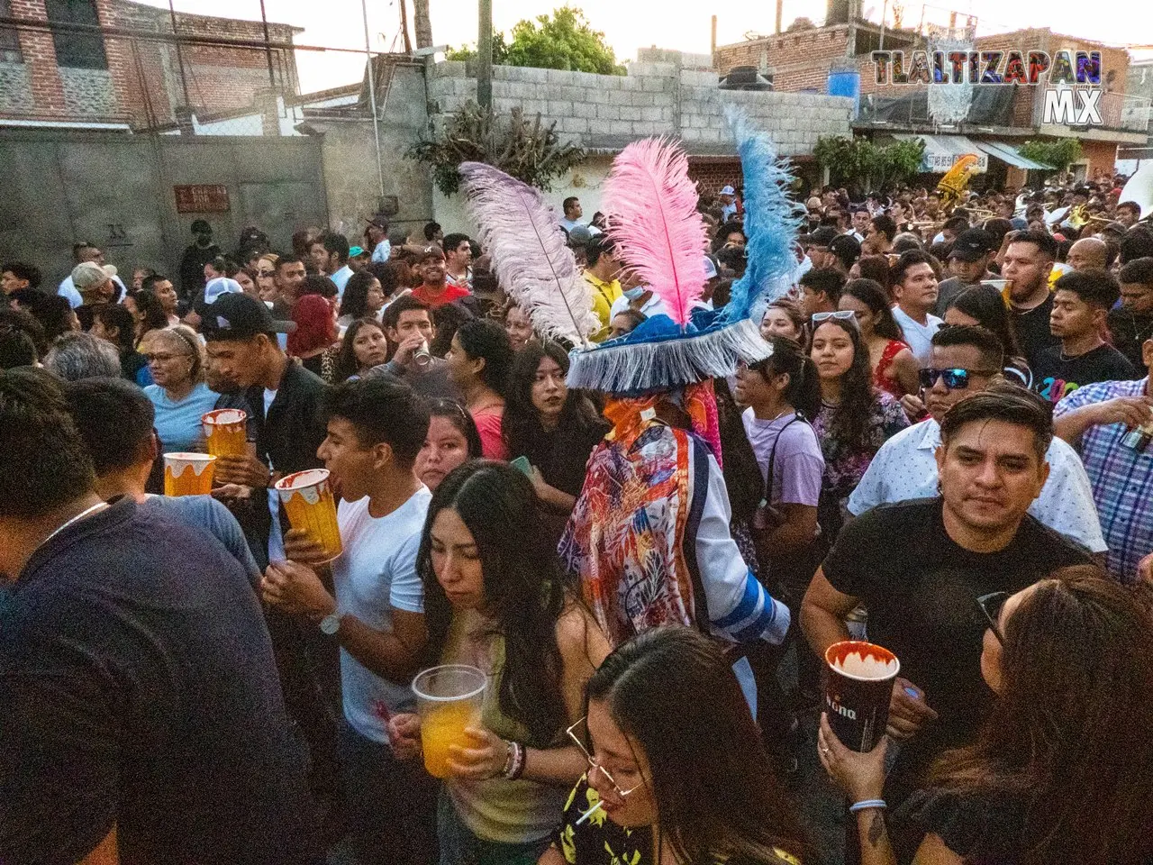 La comparsa avanza por la avenida Aquiles Serdán Tlaltizapán.