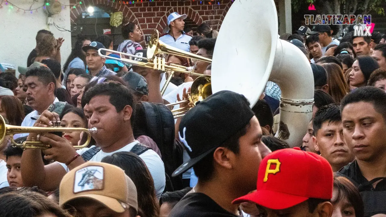 La banda de viento en medio de la gente en Tlaltizapán.