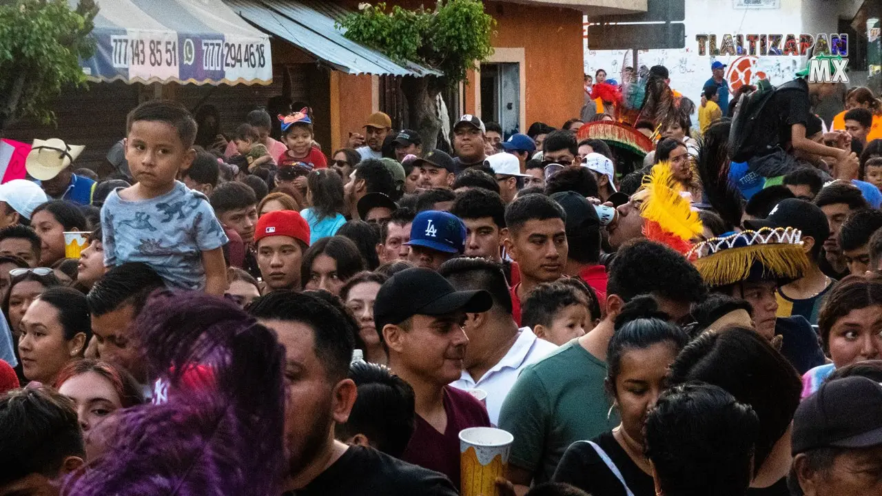 En el recorrido del tercer convite del brinco de chinelo en Tlaltizapán.