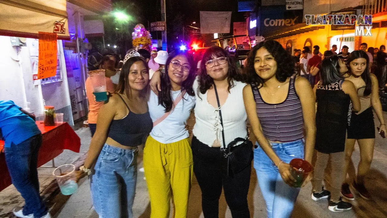 Sobre la avenida en la noche del tercer convite en Tlaltizapán.