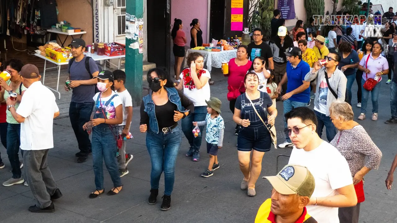 Avanzando al son del chinelo.