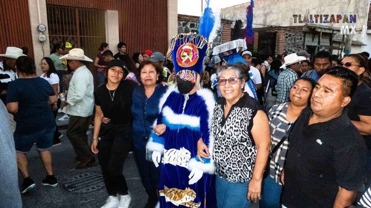 Familia carnavalera en Tlaltizapán.