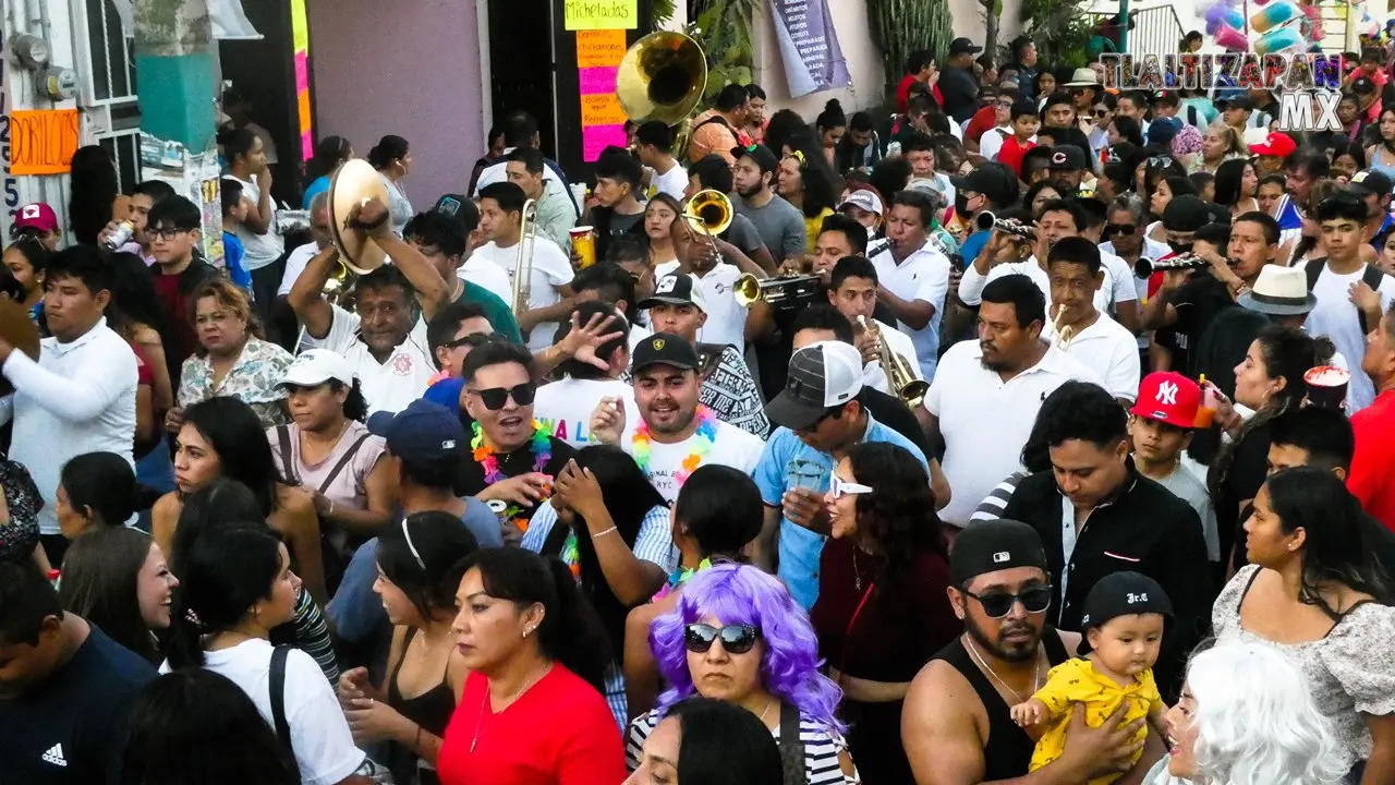 Avanza la banda de viento.