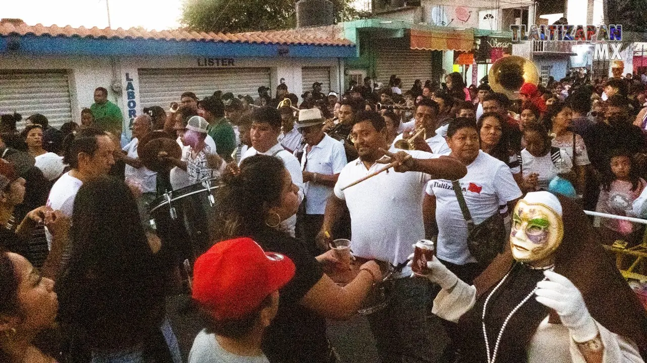 Saludando al Tarolero de los Orozco.