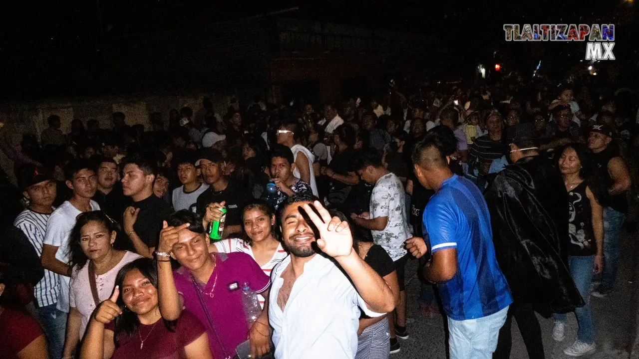 La comparsa avanza en la avenida.