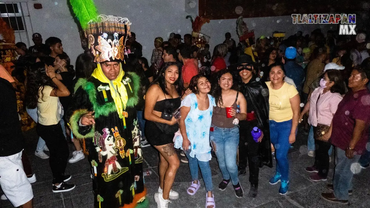 Nuestras amistades carnavaleras en pleno brinco de chinelo.