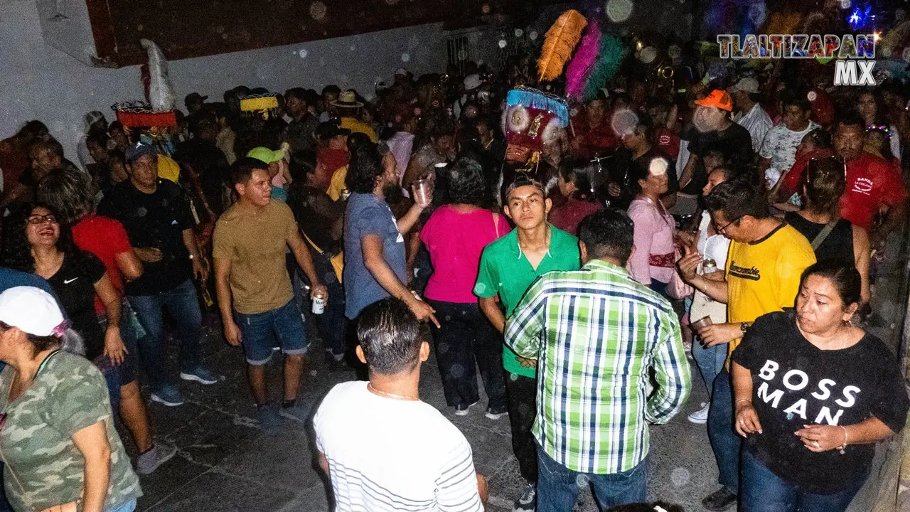 Recorrido del brinco de chinelo el sábado de carnaval en Tlaltizapán.