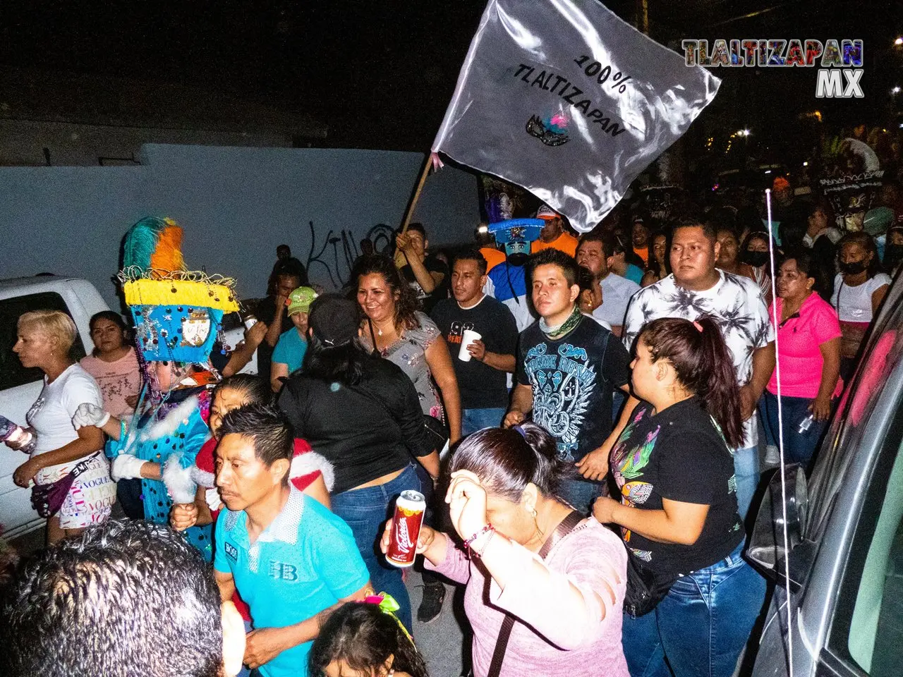 La comparsa ondea sus banderas en el carnaval de Tlaltizapán.