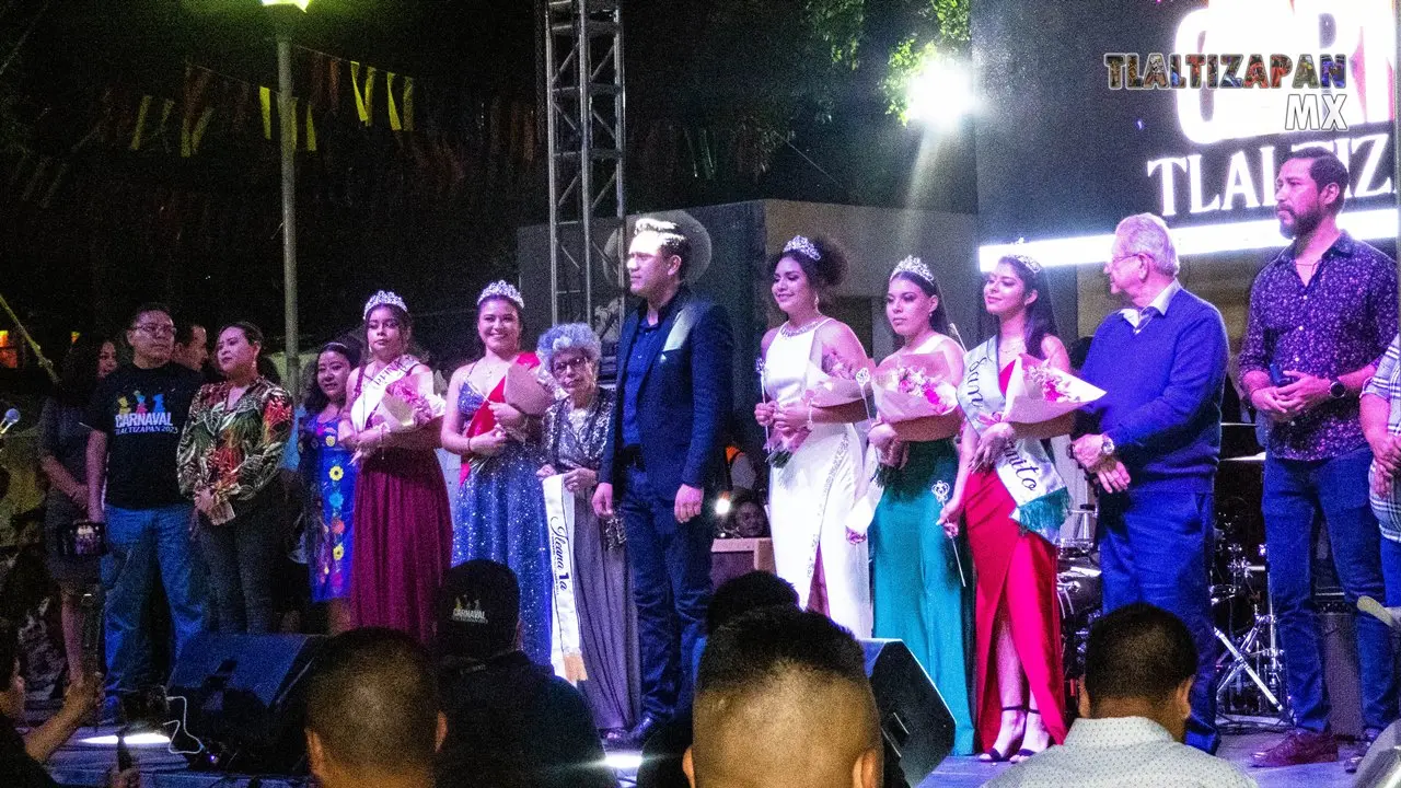 Ceremonia de coronación a las reinas de cada comparsa