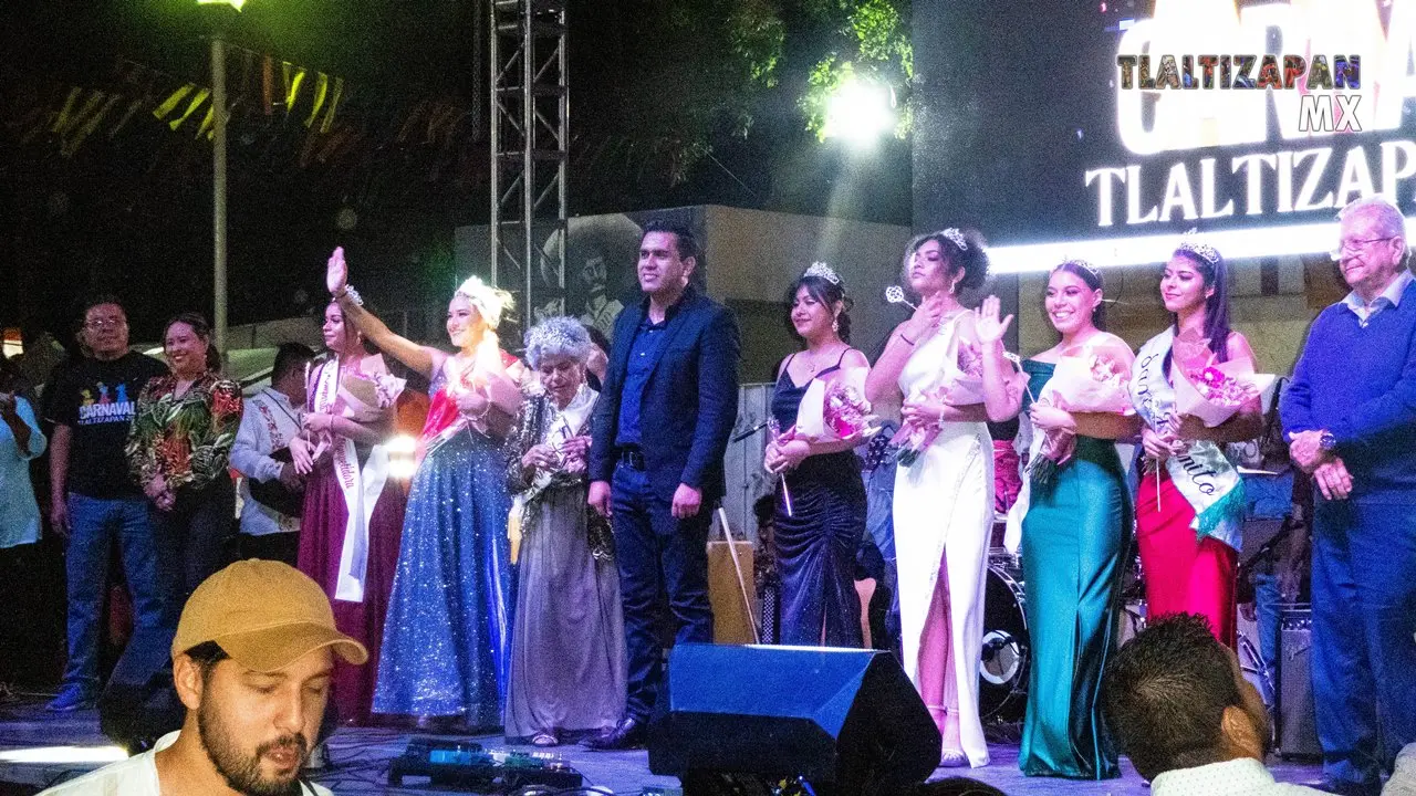 Ceremonia de coronación a las reinas de cada comparsa.