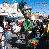 Gran chinelo danzando cerca de la banda de viento.