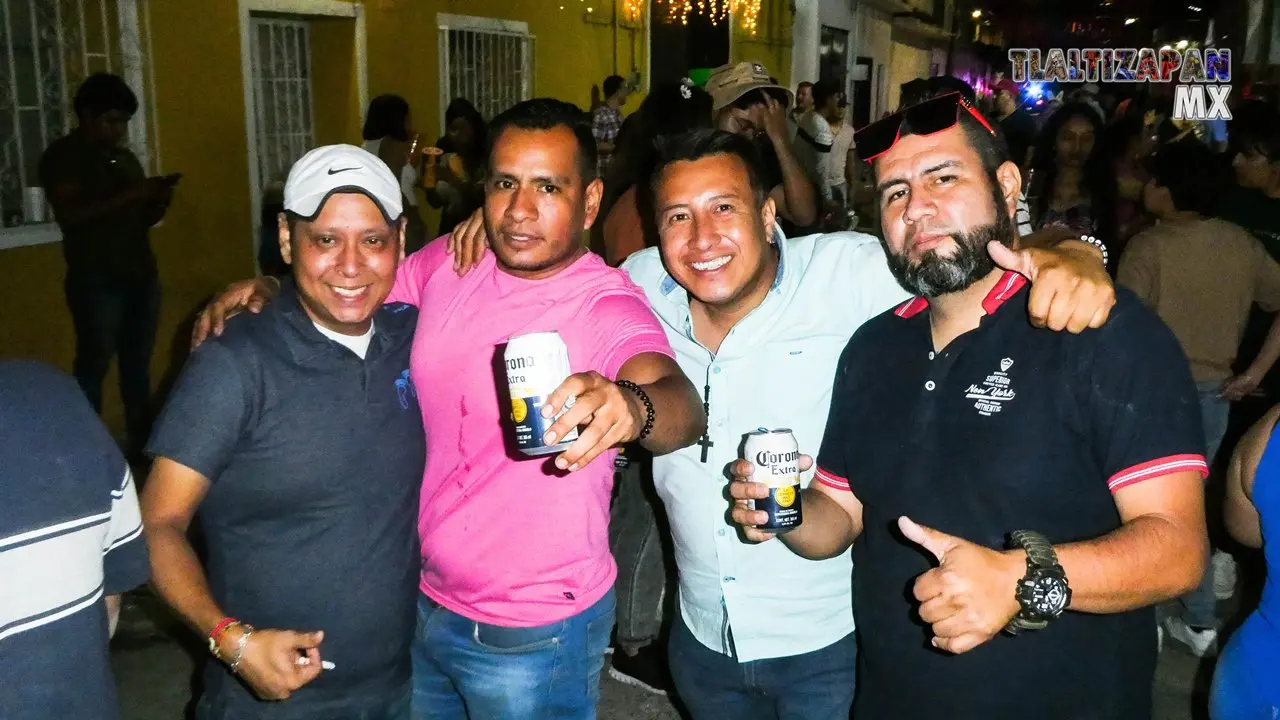 Los amigos carnavaleros disfrutando la noche en Tlaltizapán.