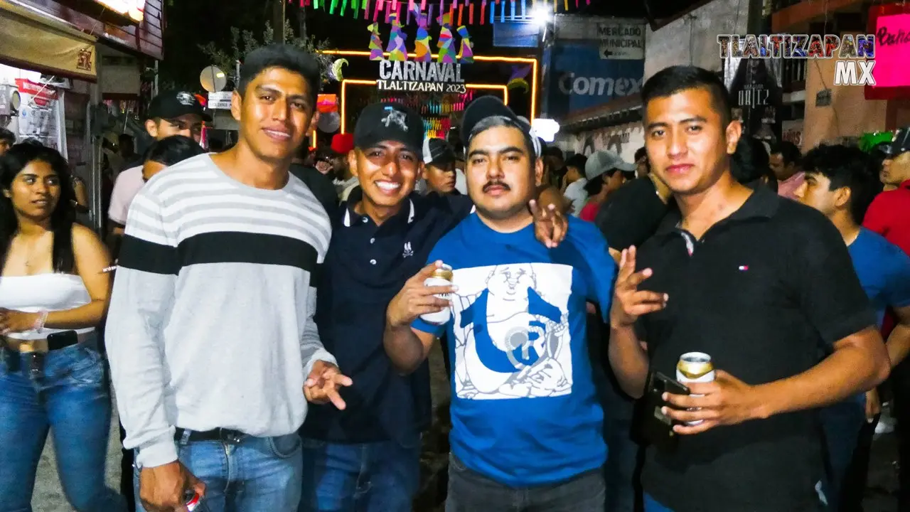 Brindando y saludando el domingo de carnaval en Tlaltizapán.