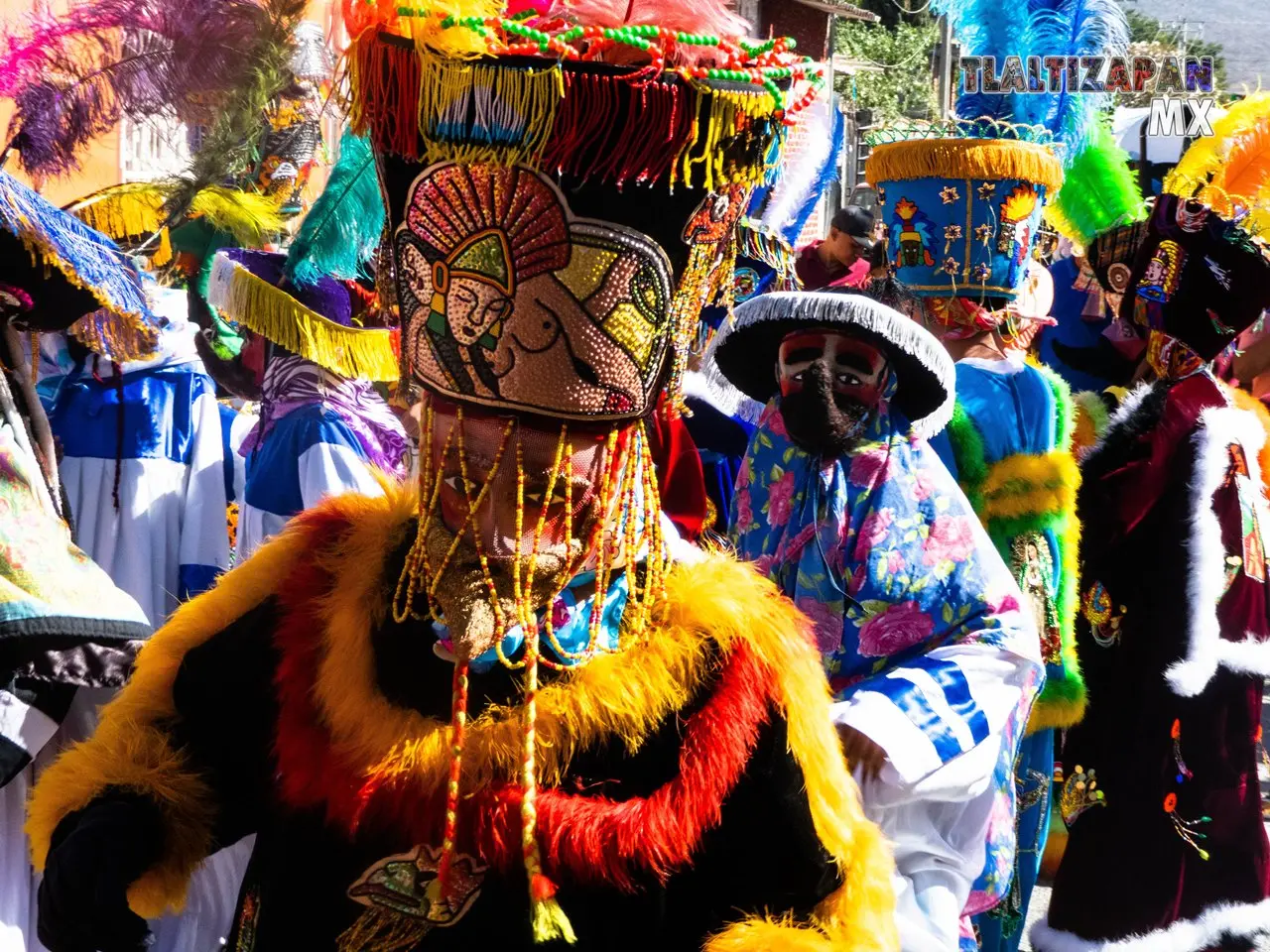 Chinelos brincando al son de la banda de viento.