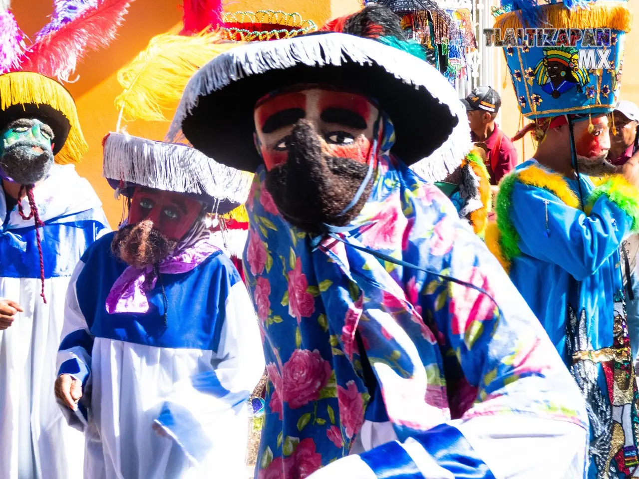 Los chinelos danzando entre las calles de Tlaltizapán.