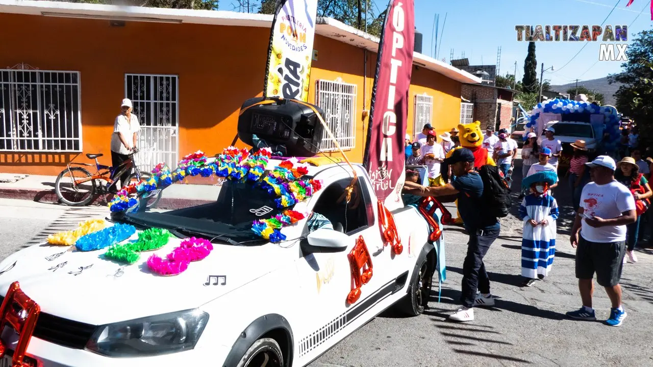 Auto de la óptica en el desfile de los prestadores de servicio.