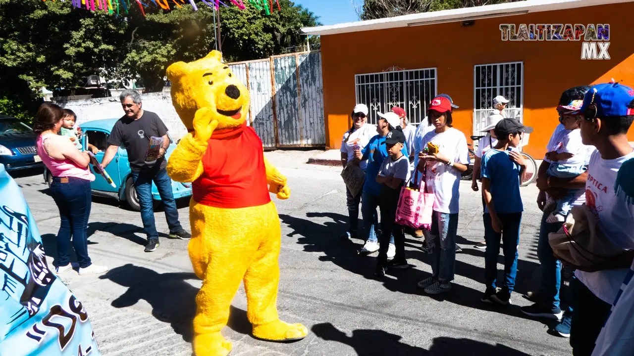 Botarga de pastelería pooh en el desfile del domingo.