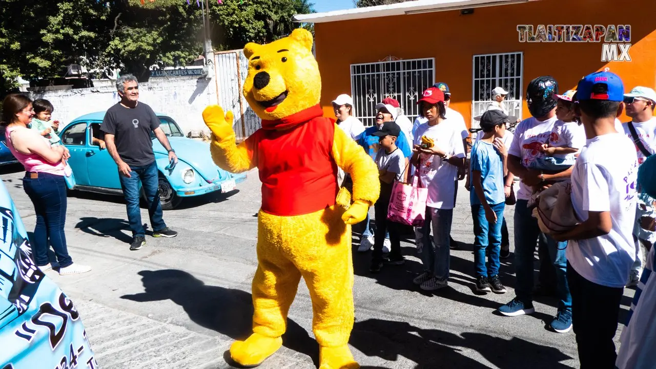 Botarga de pastelería pooh en el desfile del domingo.