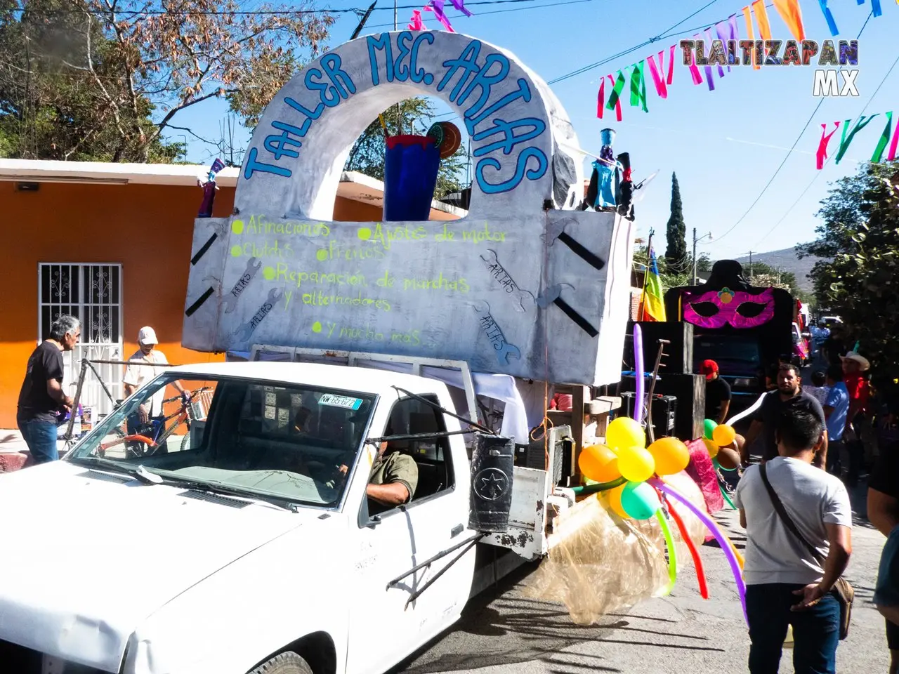 Taller mecanico Arias y micheladas el Taller en el desfile en Tlaltizapán.