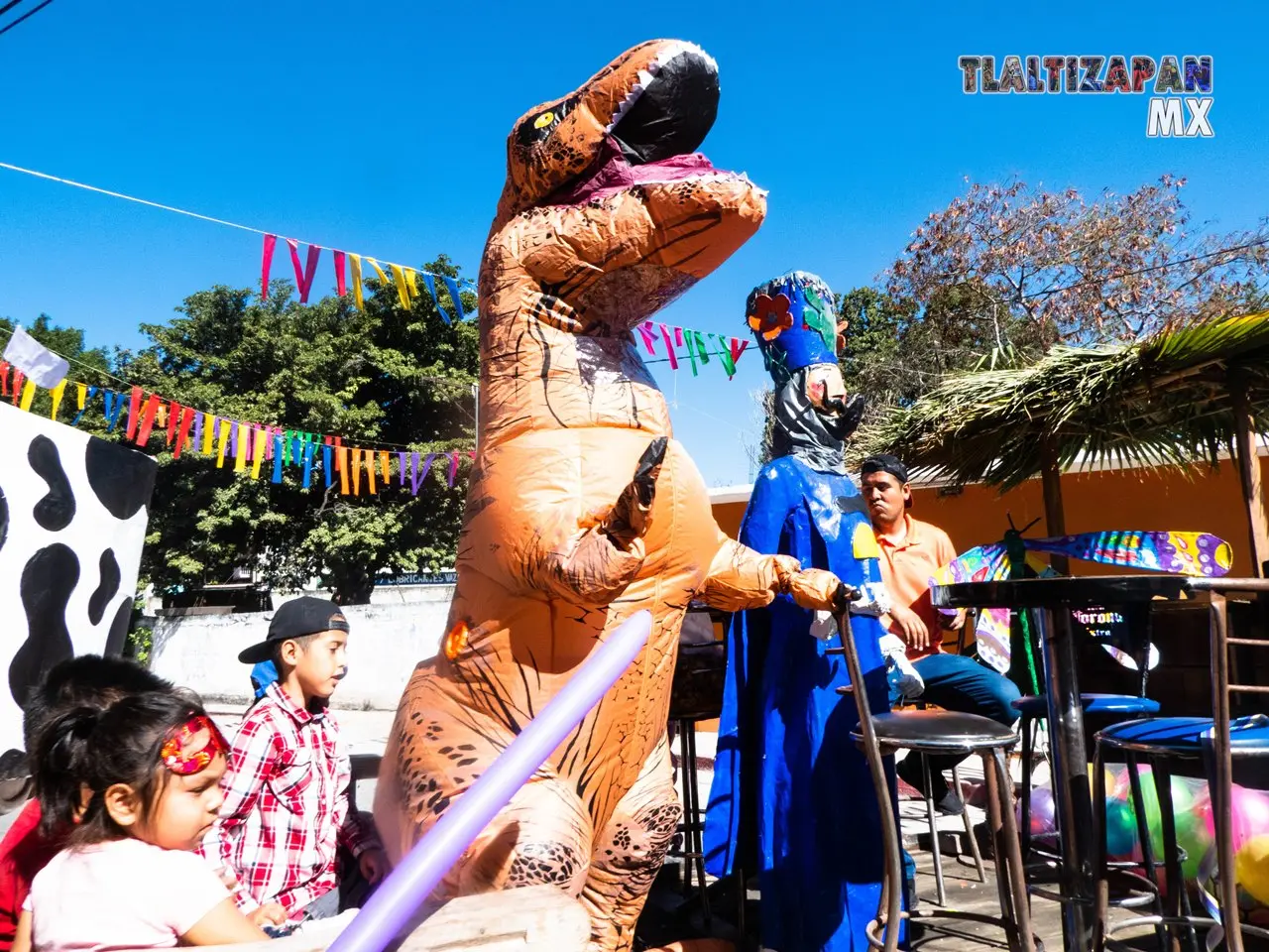 Taller mecanico Arias y micheladas el Taller en el desfile en Tlaltizapán