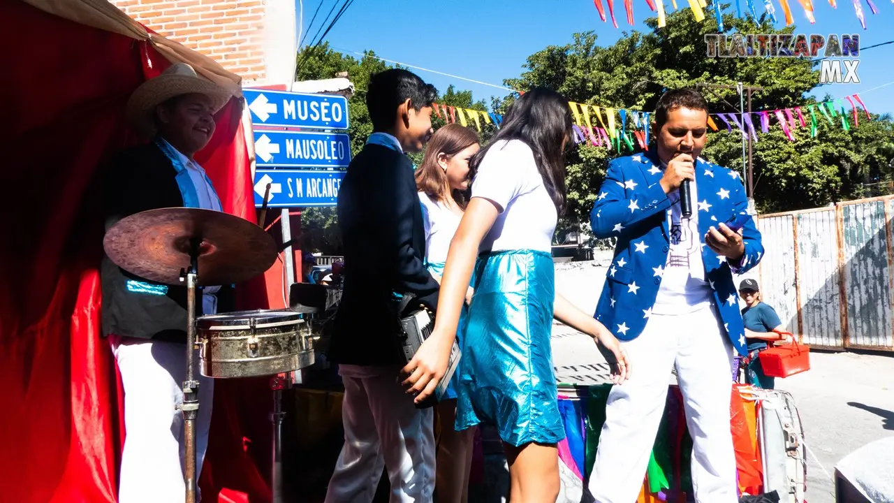 Grupo de Teatro Cuatecomate en el desfile de Tlaltizapán.