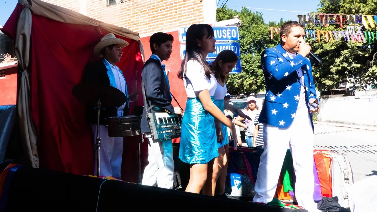 Grupo de Teatro Cuatecomate en el desfile de Tlaltizapán.