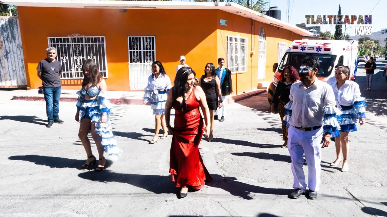 Grupo de Teatro Cuatecomate en el desfile de Tlaltizapán.