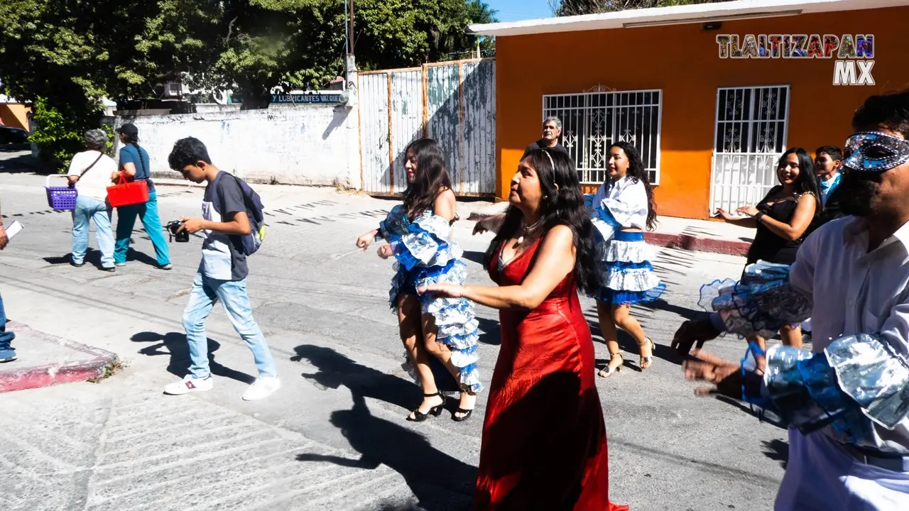 Grupo de Teatro Cuatecomate en el desfile de Tlaltizapán.