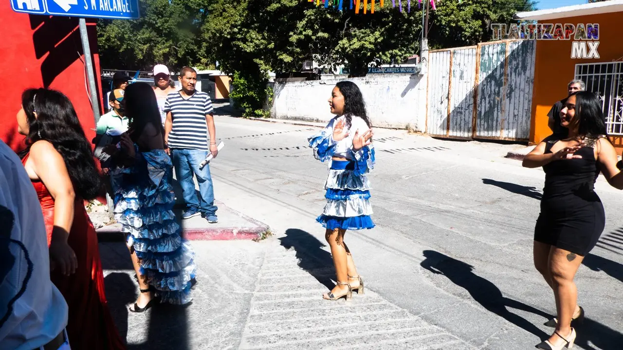 El desfile avanza por la llamada calle de la vía.