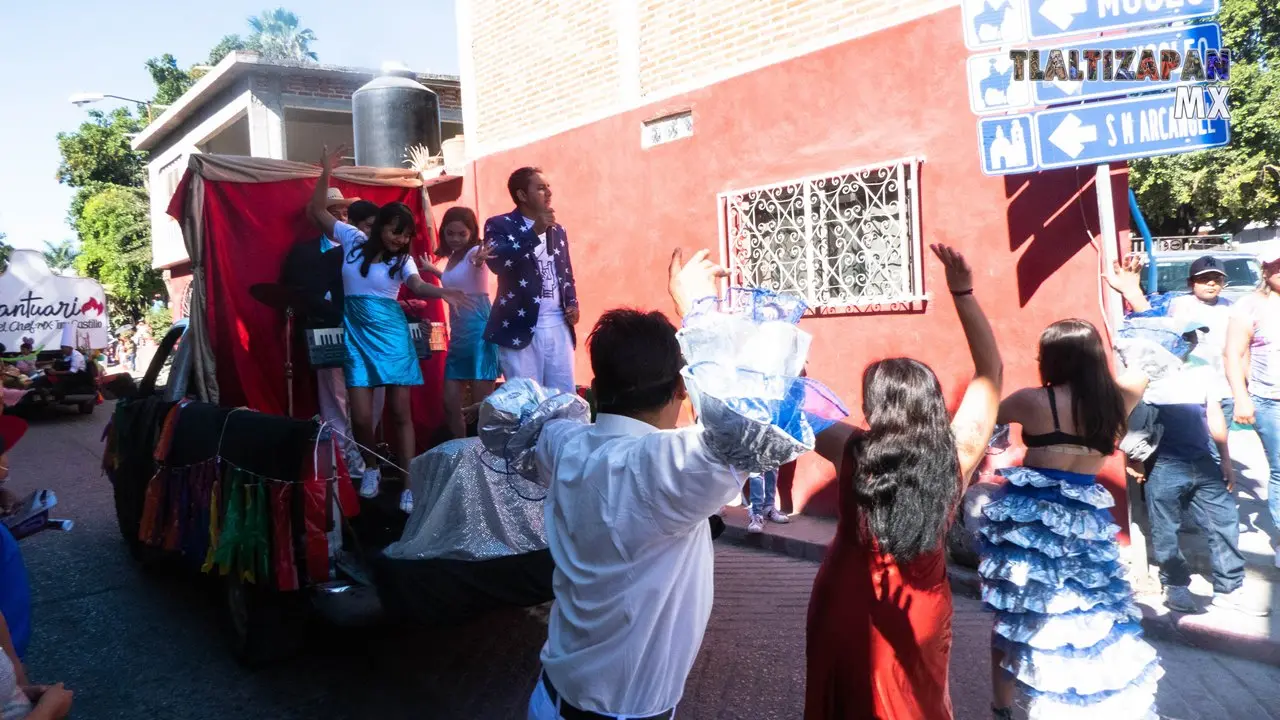 Grupo de Teatro Cuatecomate en el desfile de Tlaltizapán.