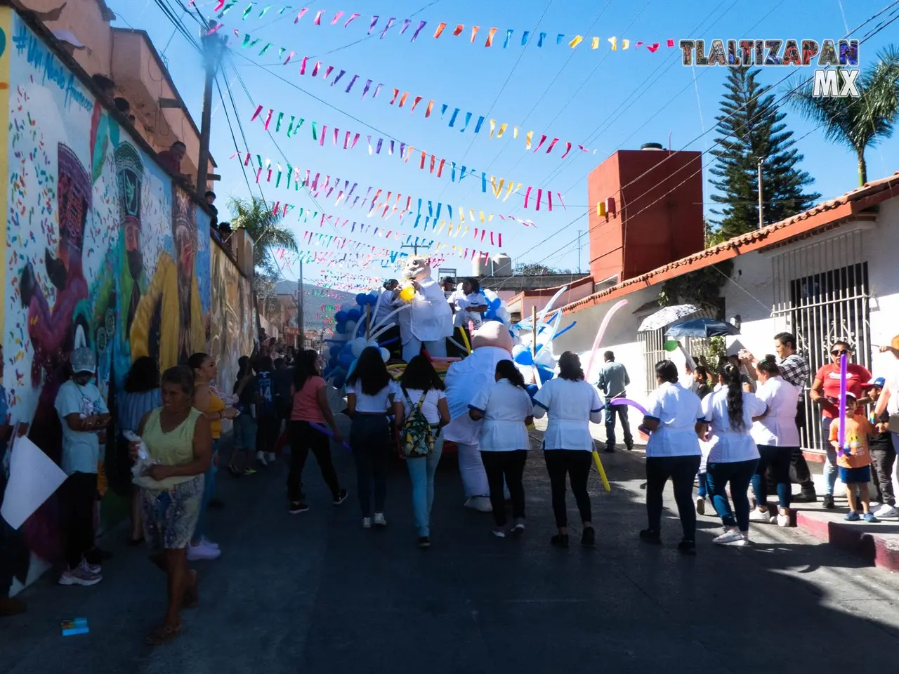 En la caravana de carros alegóricos en Tlaltizapán.