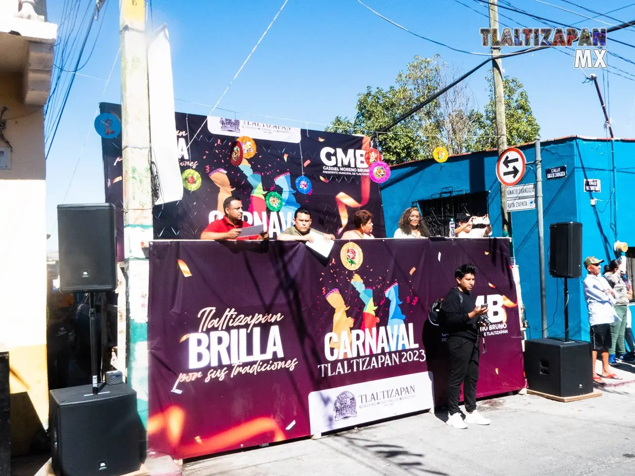 Los representantes de H. Ayuntamiento durante el desfile en Tlaltizapán.