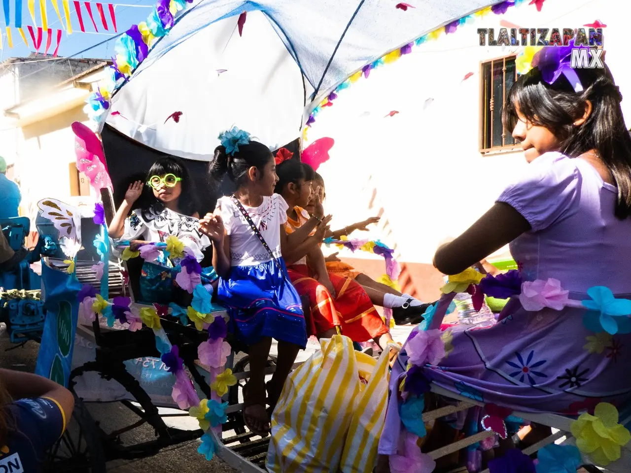 Saludando alegremente desde al carruaje en el desfile.