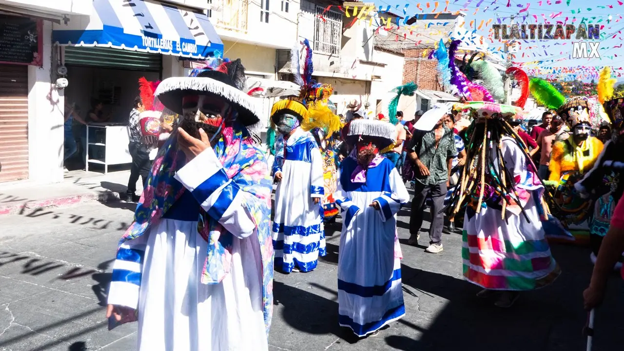 Las calles de Tlaltizapán reciben a los chinelos.