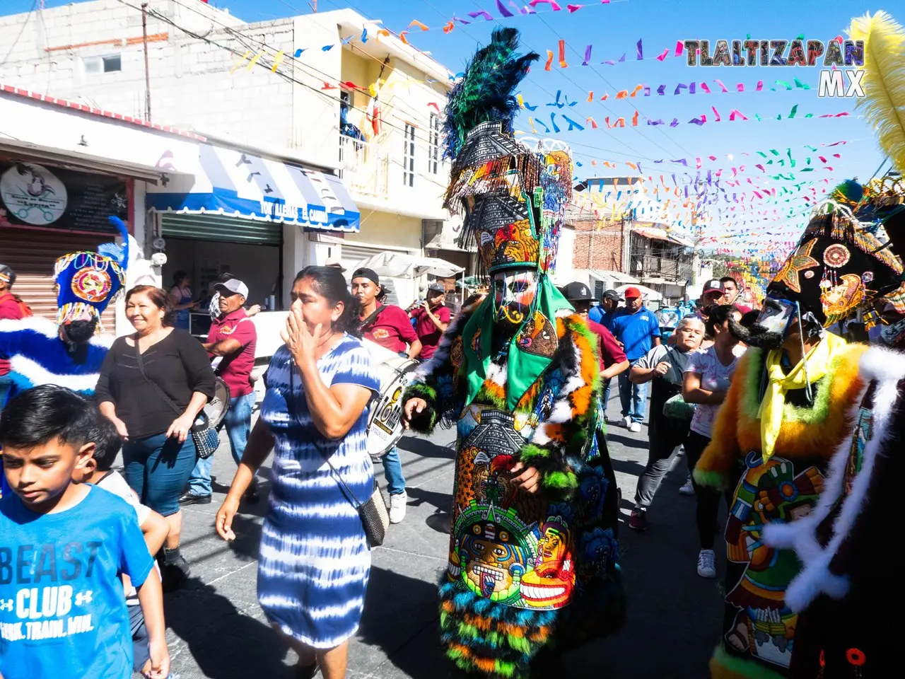 Durante el desfile de los prestadores de servicio en Tlaltizapán.