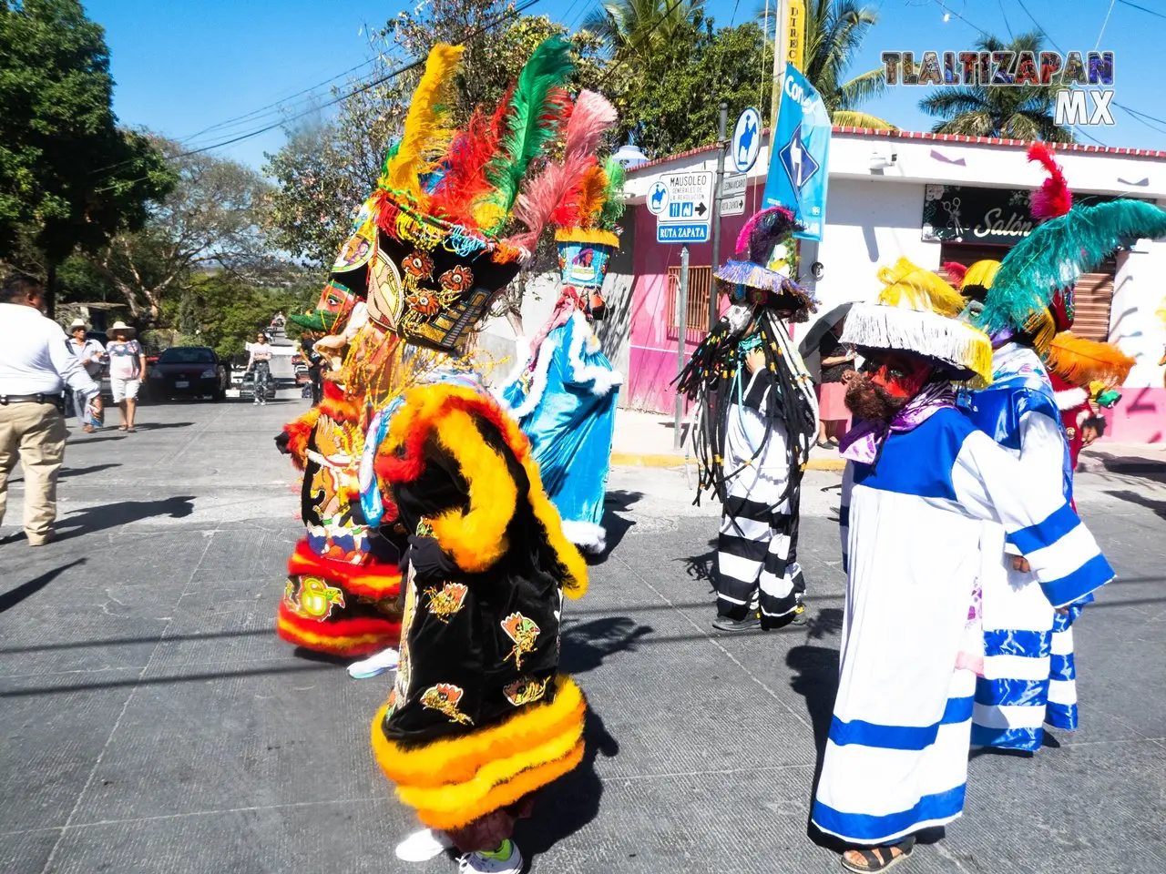 Los chinelos danzando entre las calles de Tlaltizapán.